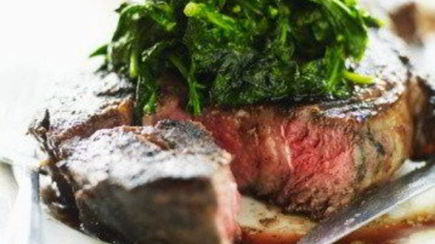 Рецепт говяжий стейк и сливочный шпинат с голубым сыром