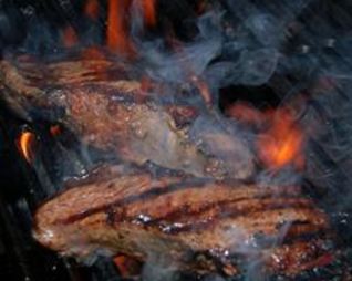 Говяжий стейк на гриле с чесночным маслом