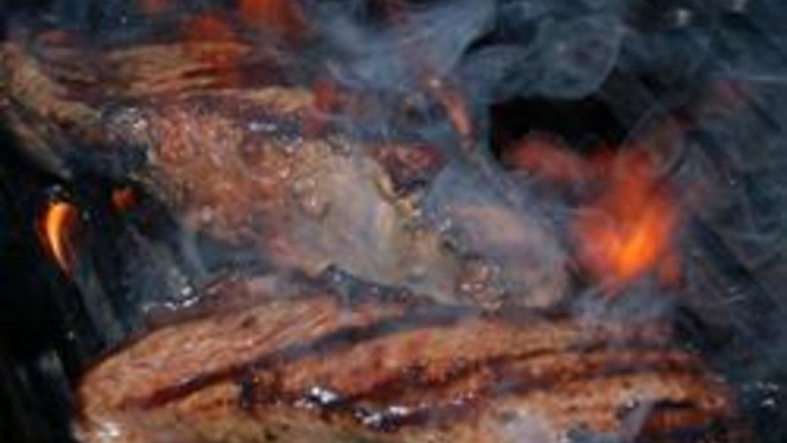 Рецепт говяжьего стейка ны гриле с чесночныма маслома