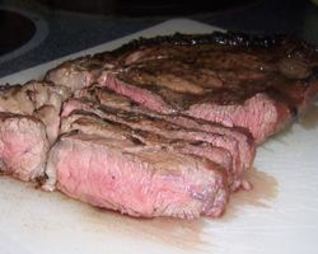 Говяжий стейк на гриле с чесноком, имбирем и апельсинами