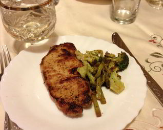 Маринованный стейк из свинины со спаржей