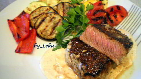 перечный раундрамб-стейк с грилованными овощами