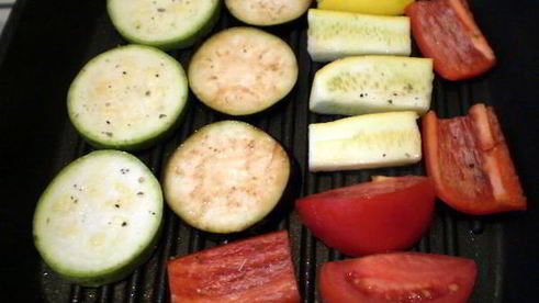 перечный раундрамб-стейк с грилованными овощами