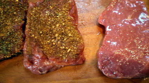 перечный раундрамб-стейк с грилованными овощами