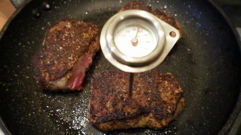 перечный раундрамб-стейк с грилованными овощами