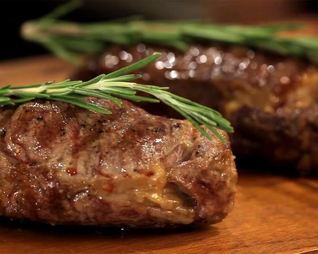 Стейк из говядины на сковороде