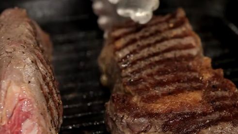 стейк из говядины на сковороде