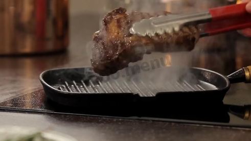 стейк из говядины на сковороде