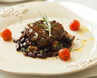 Стейк из говядины с красной фасолью