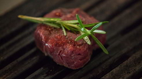 стейк из говядины с красной фасолью