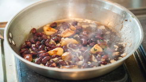 стейк из говядины с красной фасолью