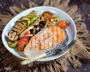 Стейк из лосося с овощами-гриль