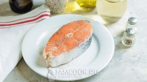 стейк из лосося с овощами-гриль