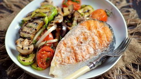 стейк из лосося с овощами-гриль