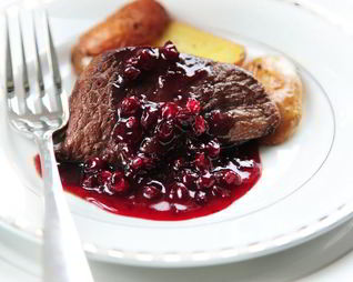 Стейк из оленины с клюквенным соусом