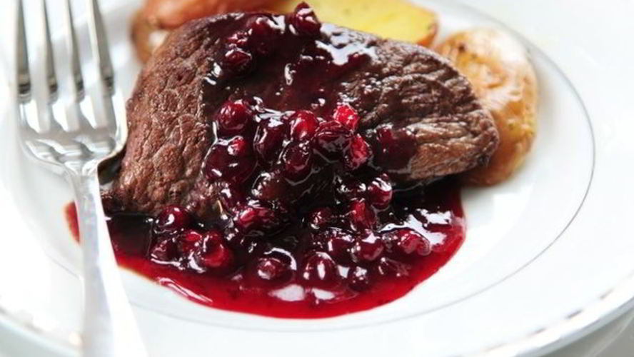 Рецепт стейк из оленины с клюквенным соусом