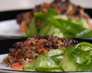 Стейк из семги с грецким орехом