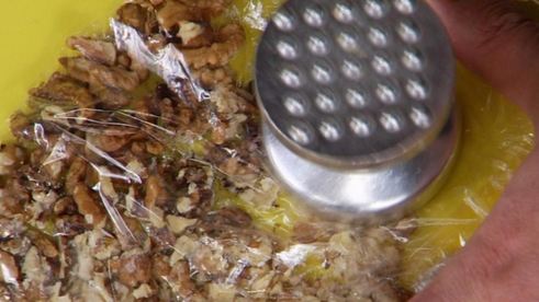 стейк из семги с грецким орехом