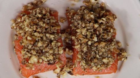 стейк из семги с грецким орехом