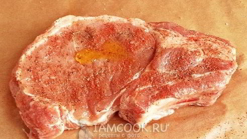 стейк из свинины на кости