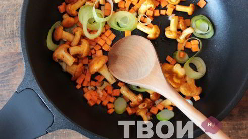 стейк из свинины на сковороде