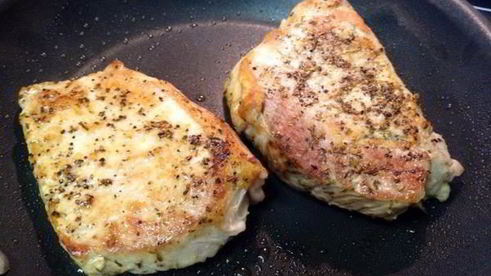 стейк из свинины под манговым соусом