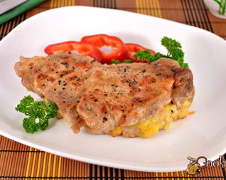 Стейк из свинины с сыром в микроволновке