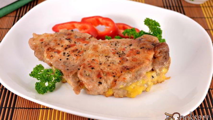 Рецепт стейк из свинины с сыром в микроволновке