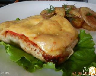 Стейк из свиного окорока под сырной шапкой