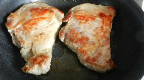 стейк из свиного окорока под сырной шапкой