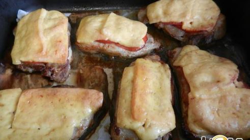 стейк из свиного окорока под сырной шапкой