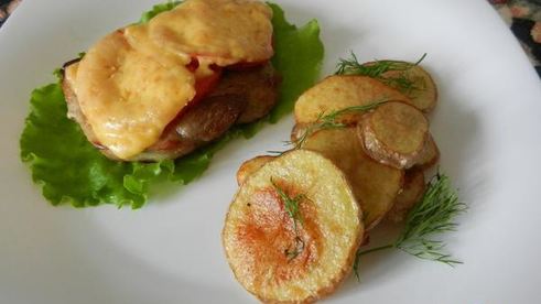 стейк из свиного окорока под сырной шапкой