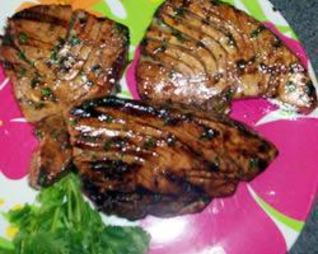 Стейк из тунца в медовой глазури на гриле