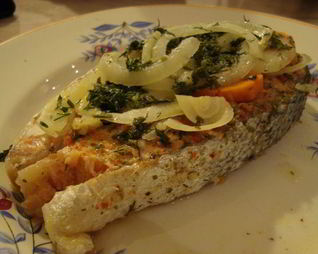 Стейк лосося, запеченного в фольге HomeQueen с овощами