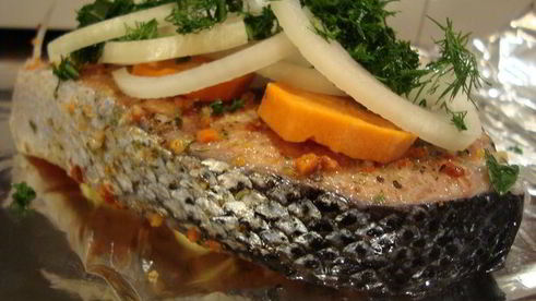 стейк лосося, запеченного в фольге homequeen с овощами