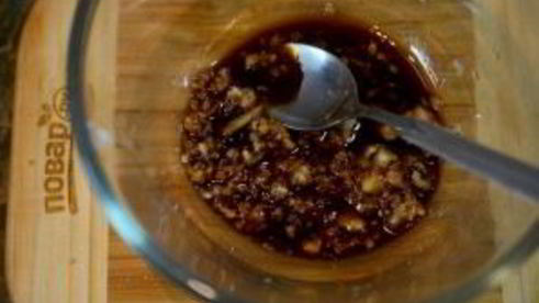 стейк лосося, запеченный с помидорами черри