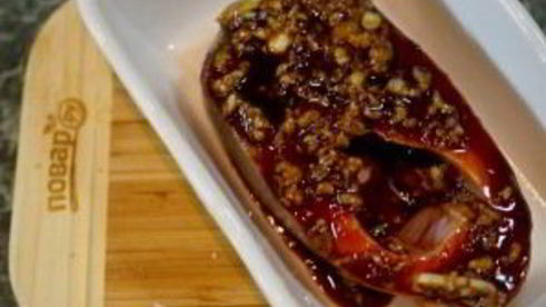 стейк лосося, запеченный с помидорами черри