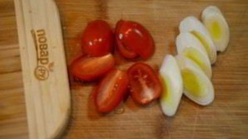 стейк лосося, запеченный с помидорами черри