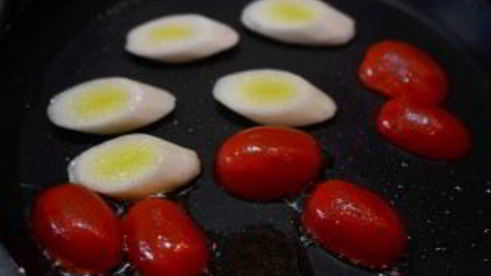 стейк лосося, запеченный с помидорами черри