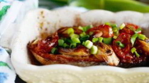 стейк лосося, запеченный с помидорами черри