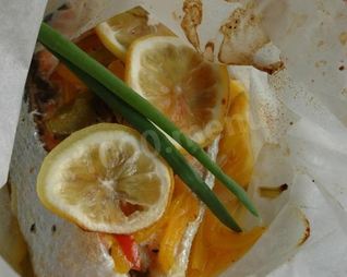 Стейк лосося, запеченный в пергаментной бумаге