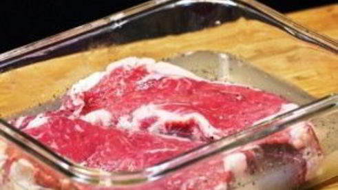 стейк, маринованный в луковом соке