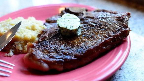 Рецепт Стейк на кости с зеленым маслом