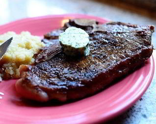 Стейк на кости с зеленым маслом