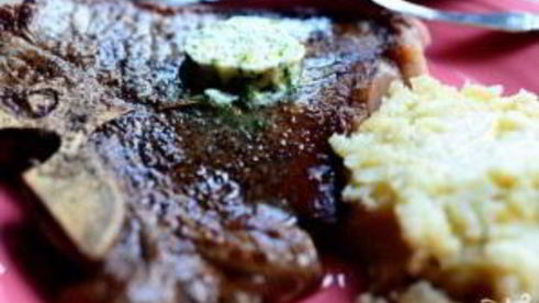 стейк на кости с зеленым маслом