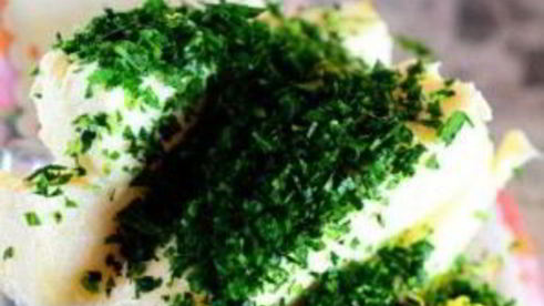 стейк на кости с зеленым маслом