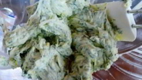 стейк на кости с зеленым маслом