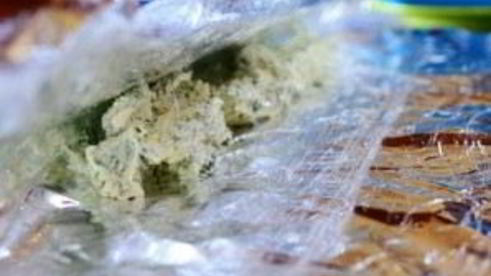 стейк на кости с зеленым маслом