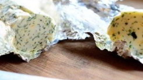 стейк на кости с зеленым маслом