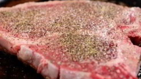 стейк на кости с зеленым маслом